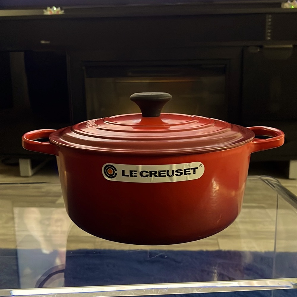 LE CREUSET, Round Dutch Oven.